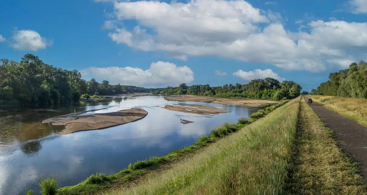 Des cyclistes roulant au bord de la Loire dans le Val de Loire