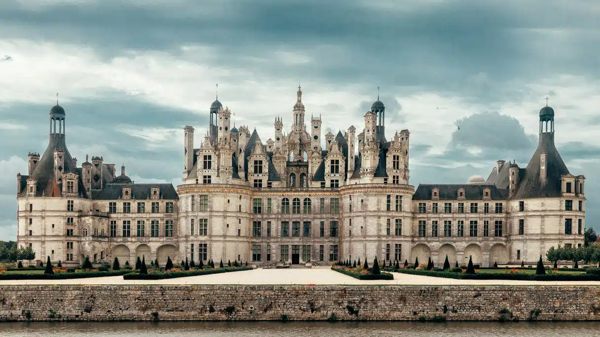 Le château de Chambord vu de face dans le Val de Loire