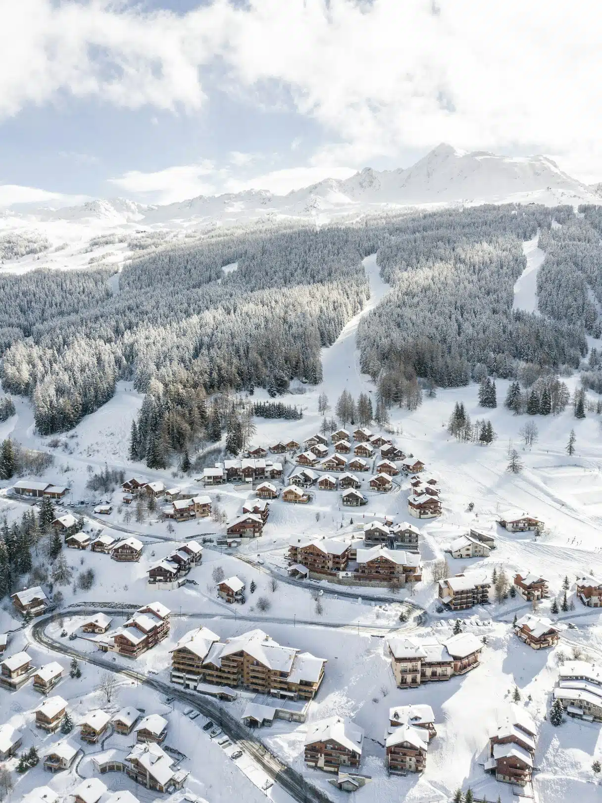 Des chalets et des pistes enneigées à Courchevel dans les Alpes françaises