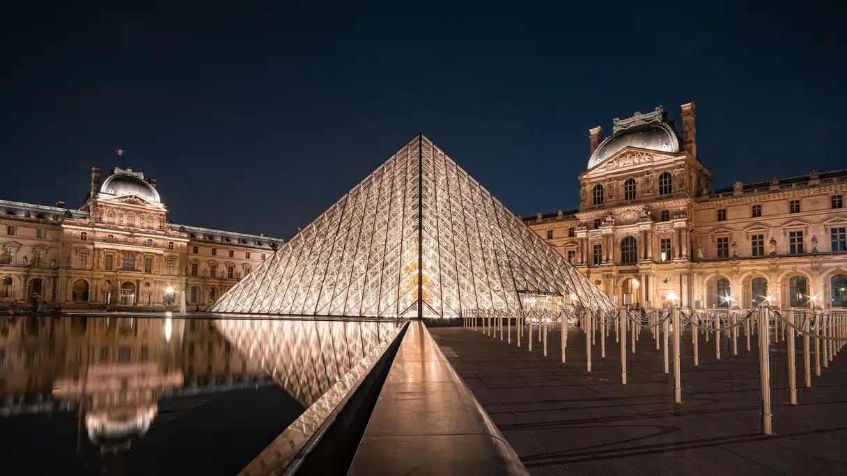 La pyramide du Louvre dans la cour du musée à Paris