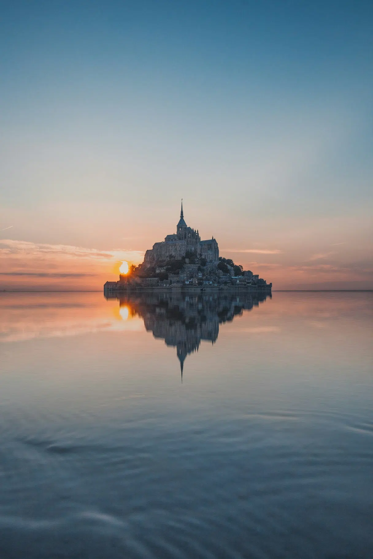 Mont-Saint-Michel au coucher du soleil, Normandie (France)