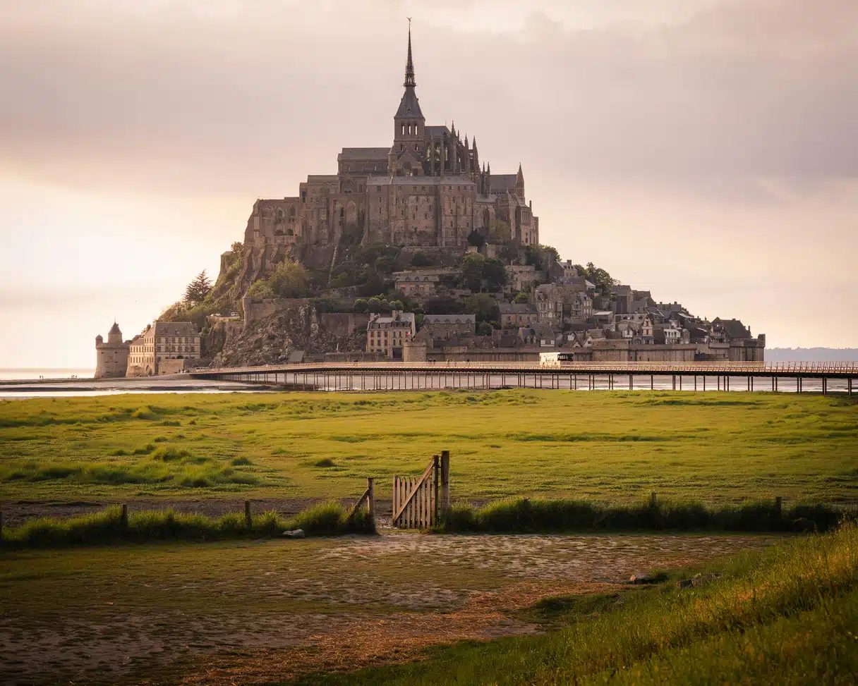 Le Mont-Saint-Michel se détachant au-dessus des prés-salés