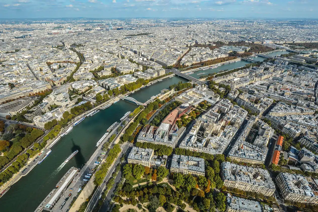 Vue aérienne de Paris avec la Seine, illustrant le choix du meilleur quartier