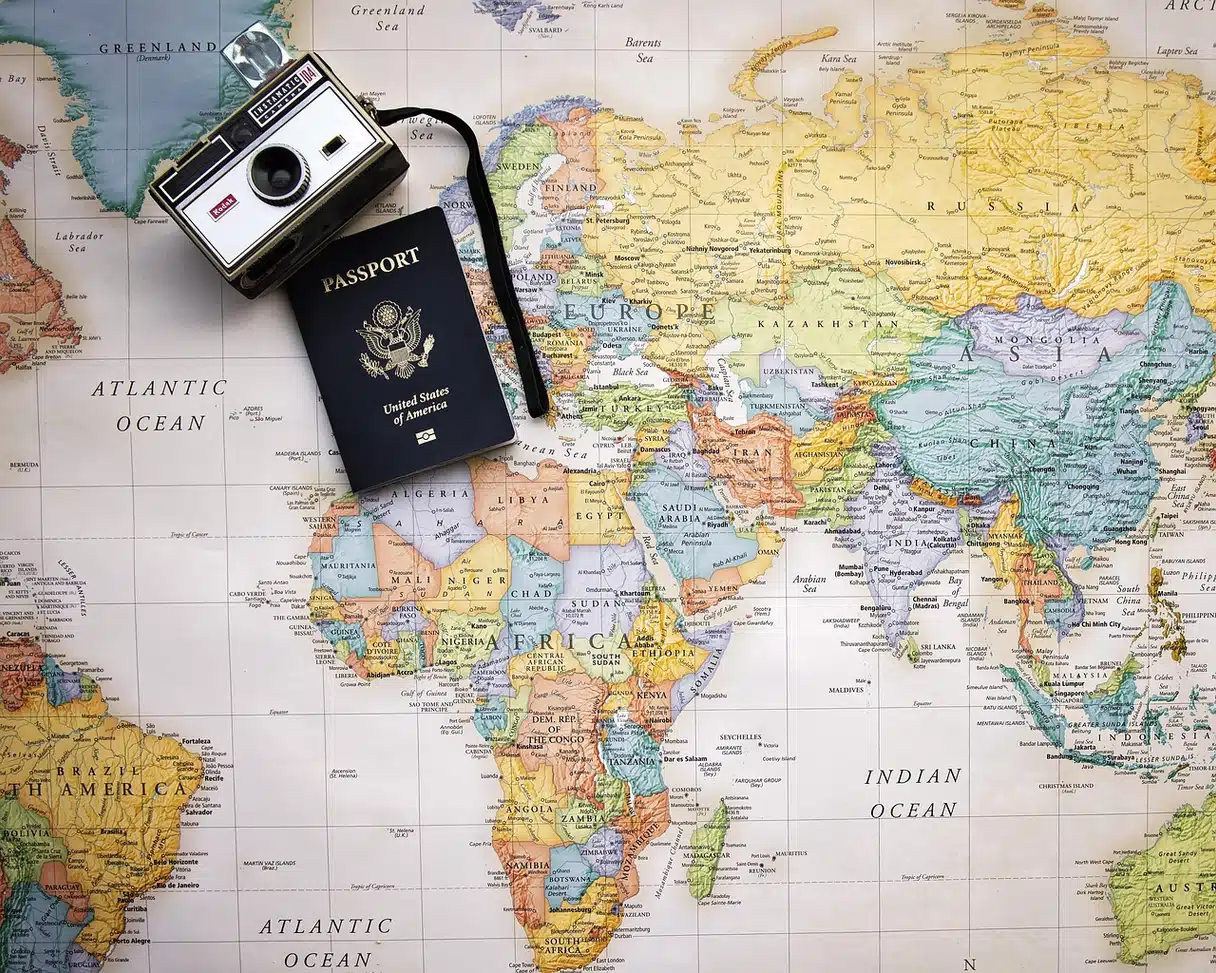 Un passeport et des documents de voyage préparés pour un départ