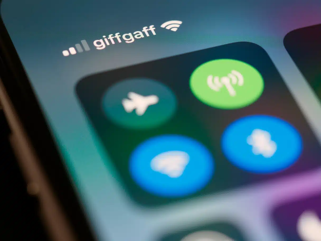 Un smartphone utilisé pour accéder aux données mobiles pendant un voyage